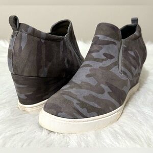 Susina Ladies Wedge Sneaker Camouflage Inner Zip Faux Suede Blue Gray Size 8 EUC